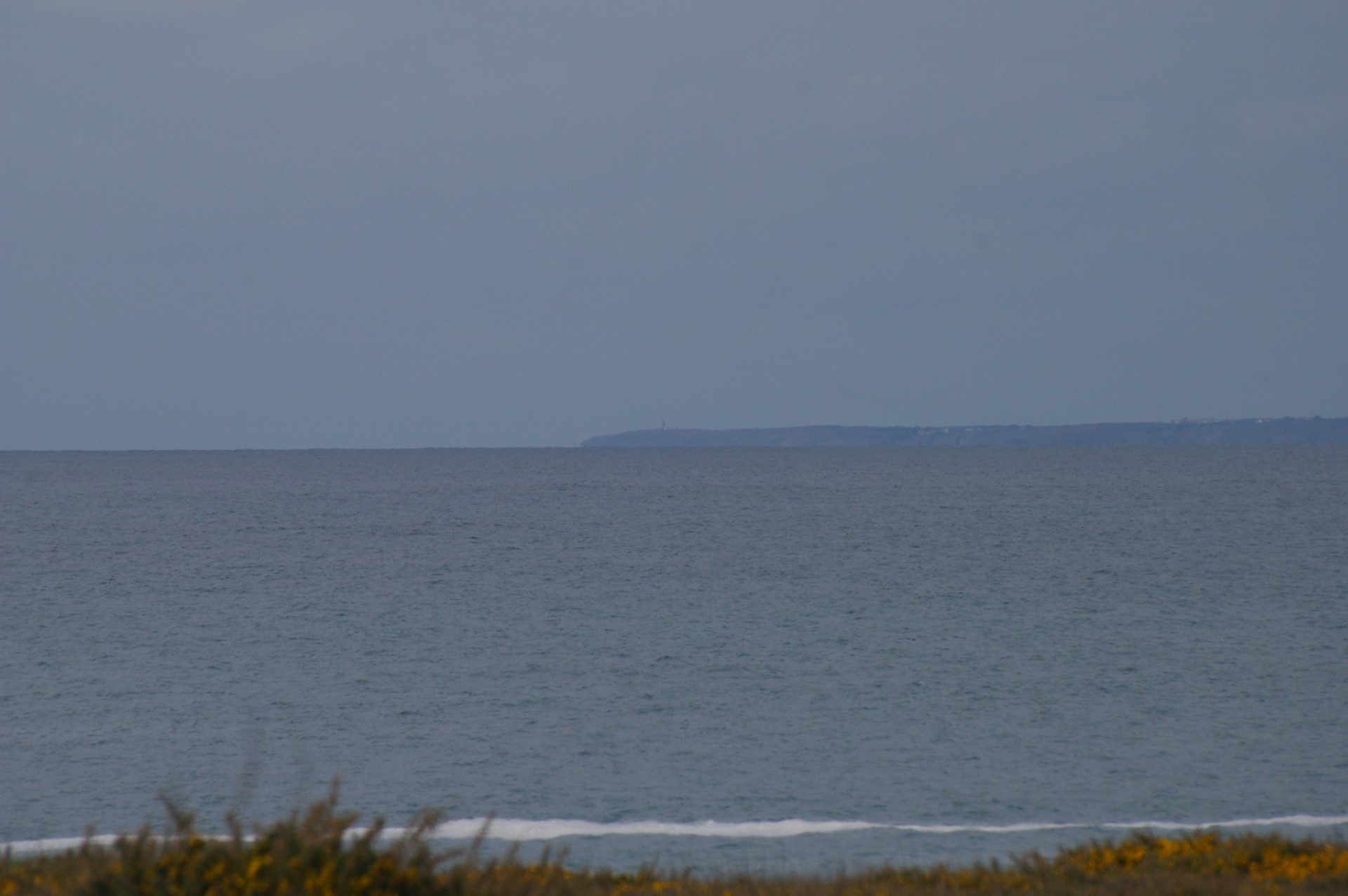 à l'horizon la ^pointe du Raz