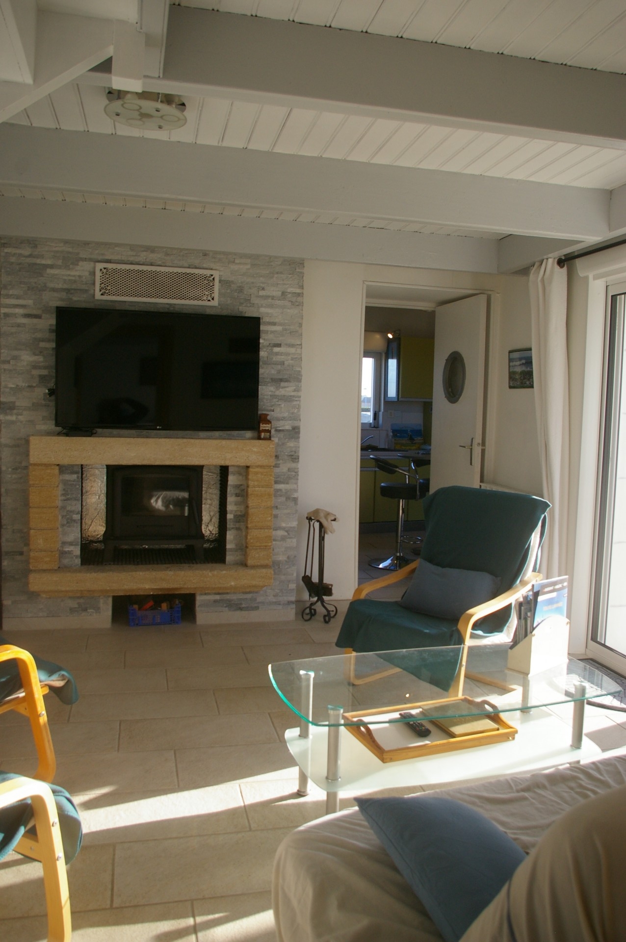 vue de la chambre basse vers la cuisine